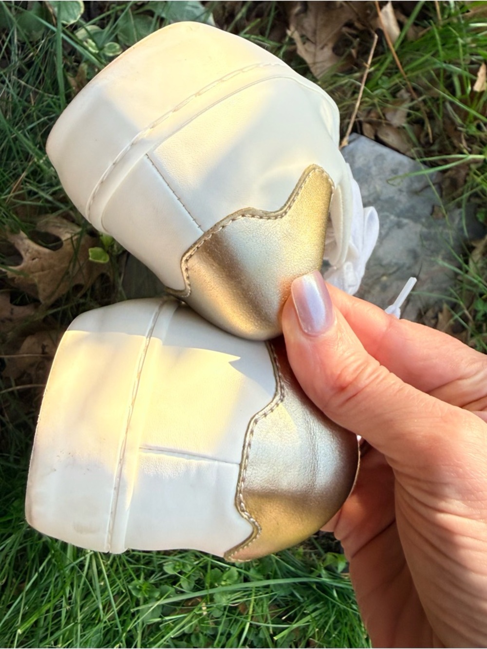 Casual White Leather Sneakers w/Gold Heel Accent - Banana Republic Sz. 7.5 EUC - Picture 3 of 4